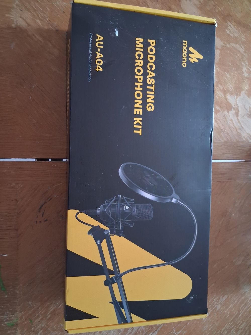 Maono AU-A04 Podcasting Microphone Kit – Black